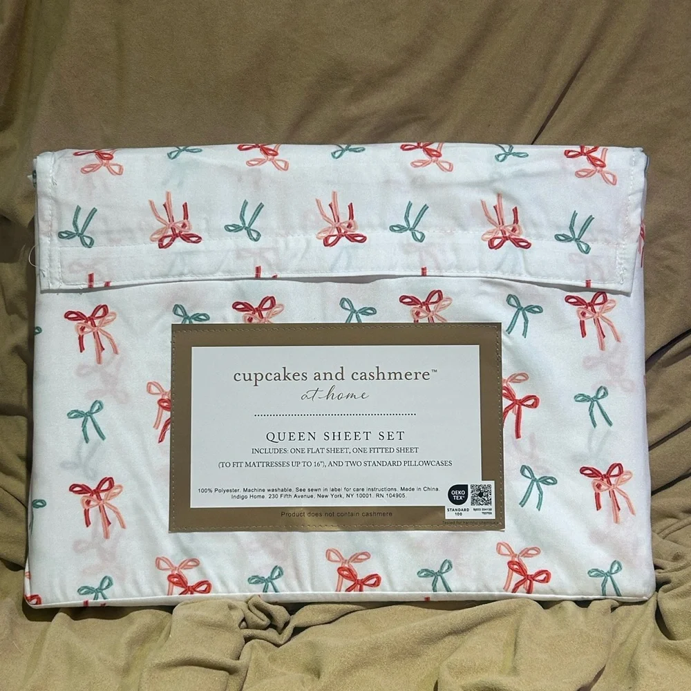 CUPCAKES AND CASHMERE Red And Green Striped Bows 4 Piece Queen Sheet Set